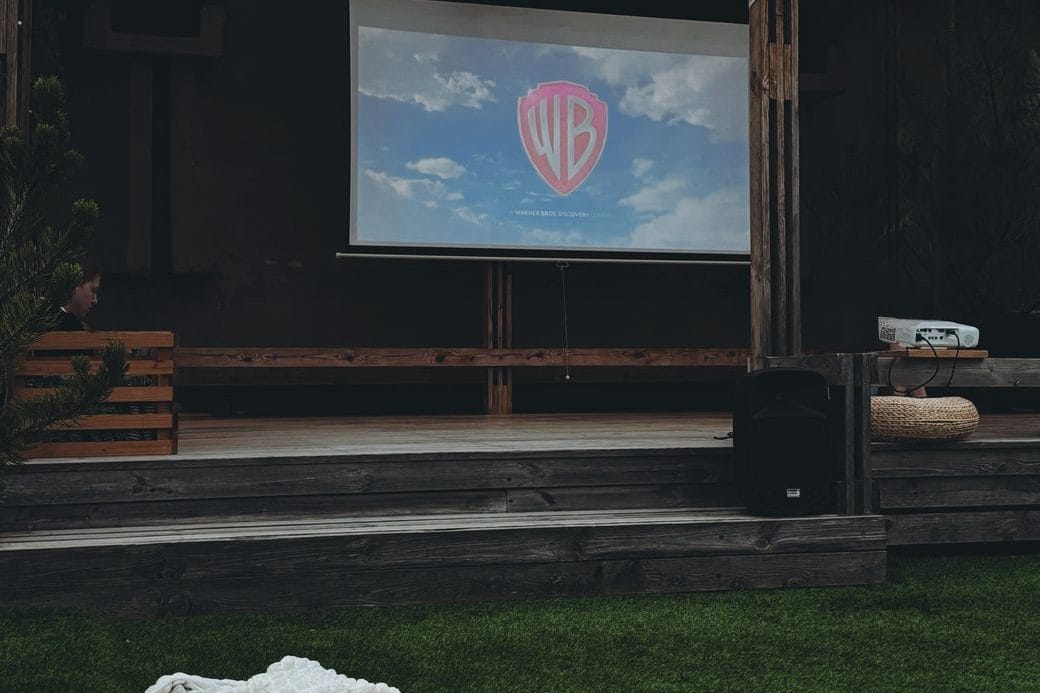 Proyectores portátiles para el cine de verano en el jardín: la guía antes de comprar uno en agosto