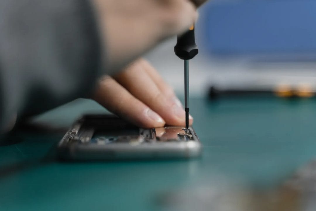 Derecho a reparar en la UE: qué cambia para tu móvil y tus electrodomésticos desde 2026