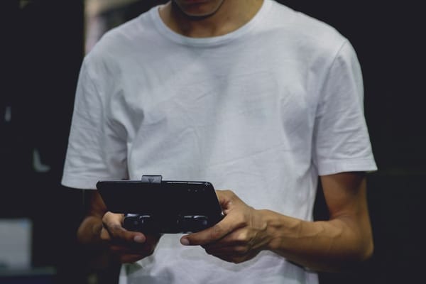 Mandos para móvil: jugar en serio desde el sofá