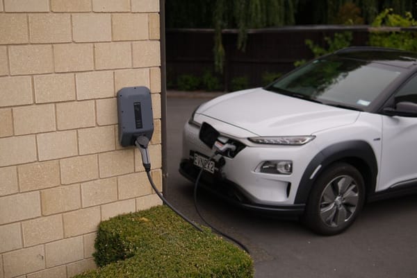 Cargar el coche eléctrico en casa: lo básico