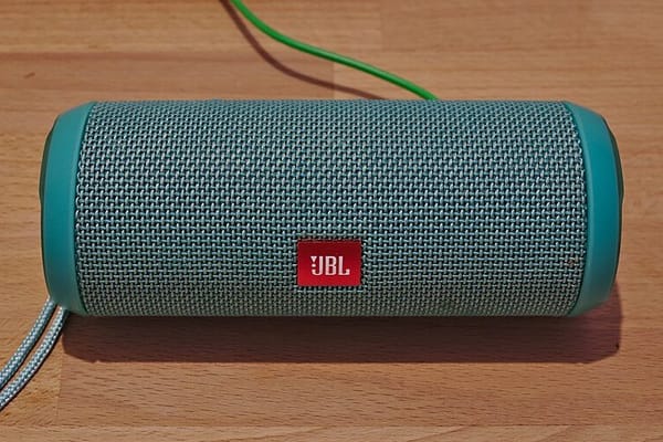 Altavoces Bluetooth resistentes al agua: la guía para elegir el mejor para la playa y la piscina este verano