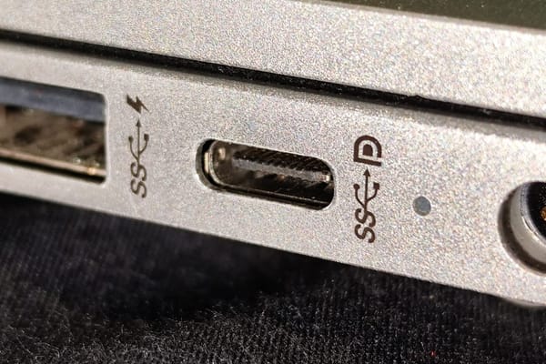 USB-C obligatorio en portátiles nuevos: la letra pequeña de la ley que entró en vigor este abril